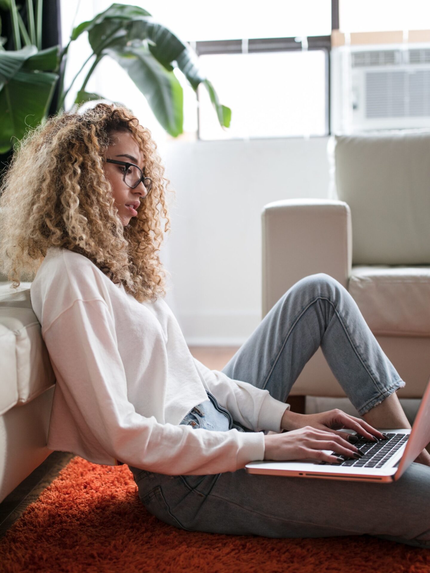 digital marknadsföringsbyrå kvinna går och ler på ett kontor